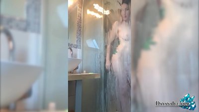 Orok jeung Butt Juicy Masturbasi dina Pancuran